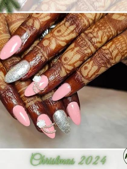 This festive set, perfect for a wedding or holiday, combines a soft pink base with silver glitter accents and 3D floral details. It’s a beautiful balance of sparkle and sophistication.