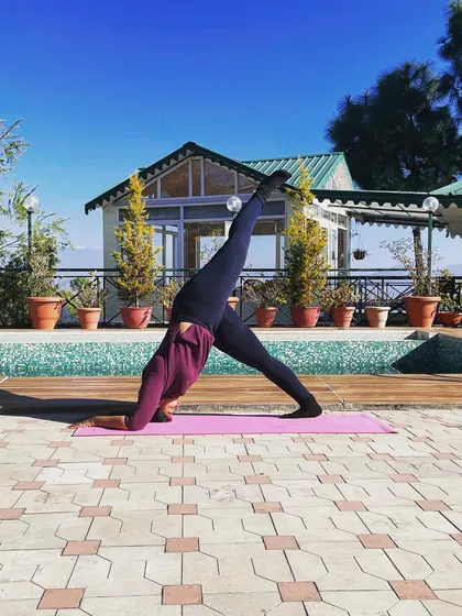 Practicing by the pool with the mountains in the background. This is a one-legged dolphin pose, a great prep for inversions. I am grateful for these moments where I can connect my practice with nature.