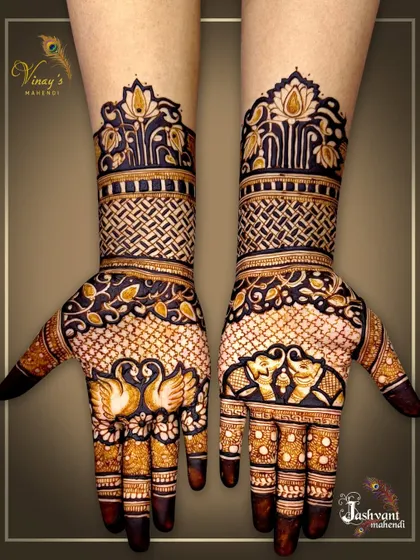 A striking design with high contrast. This symmetrical pattern features swans on the palms and lotus motifs on the wrists, woven together with intricate net-like patterns.