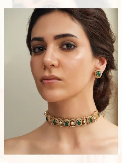A classic choker with round emeralds set in gold, a timeless piece for any occasion.