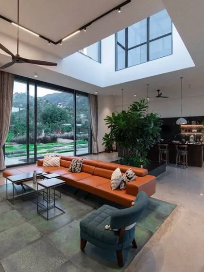 This is a duplicate of ID 71. The living room of the Nandi Hills home is designed around sightlines to the outdoors. A large skylight and floor-to-ceiling windows flood the space with natural light.