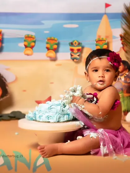 A Moana-themed cake smash for a little adventurer. We love creating detailed backdrops that transport your child to a fantasy world.