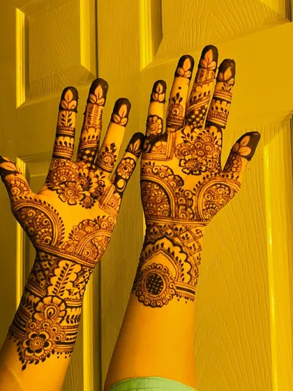 A duplicate image of the fresh paste, highlighting the intricate details.
