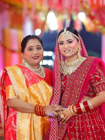 The bride and her mother, a classic portrait.