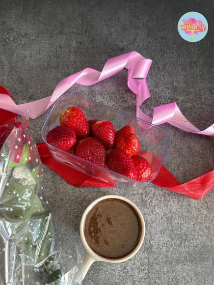 The DIY strawberry dipping kit is a fun and romantic activity to share. It comes with fresh strawberries and our signature milk ganache, ready for you to enjoy.