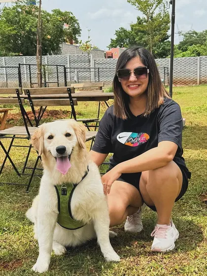 Posing with your best friend. This golden retriever and his human are picture-perfect.