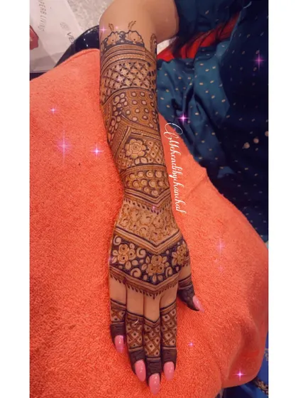 The back of the hand from the engagement mehendi, featuring a beautiful geometric pattern.