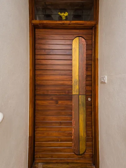 A custom-designed door with a unique handle made of contrasting metal plates. This detail adds a touch of modern craftsmanship and becomes a functional piece of art.