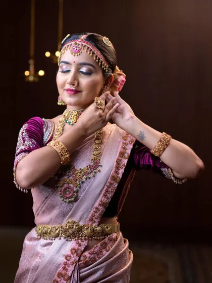 This bride looks absolutely stunning in our pink and green kemp bridal set. The jewellery is paired with a beautiful pink saree and a velvet blouse for a royal look.