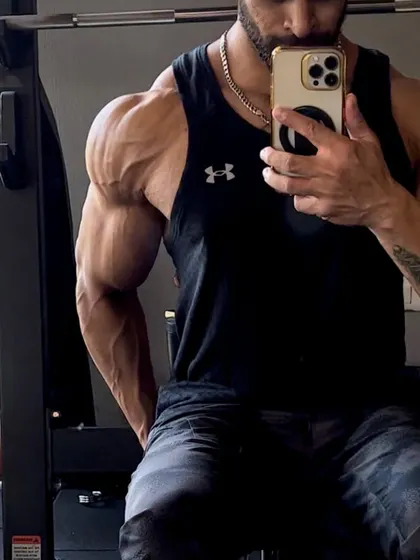 Another angle of the shoulder pump, demonstrating the fullness achieved during a workout.