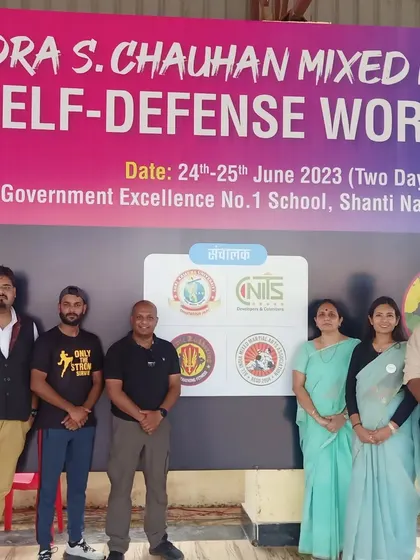 With the organizing team of the self-defense workshop. A successful collaboration to empower the community.