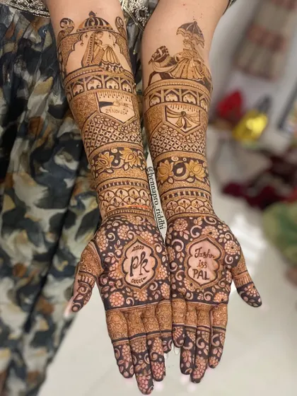 Doli, Baarat, aur sab ka saath! This Marwaadi bridal design is full of life, featuring the bride and groom figures, their wedding hashtag, and initials for a personalized traditional look.