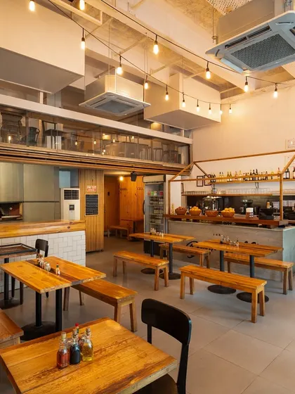 Leo’s Artisan Pizzeria in Vasant Vihar is a destination for pizza lovers seeking authentic, handcrafted flavors.