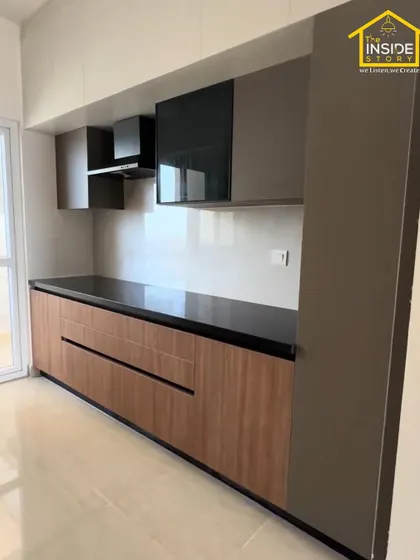 A detailed shot of the hob and chimney area, featuring handleless drawers for a clean, modern aesthetic.