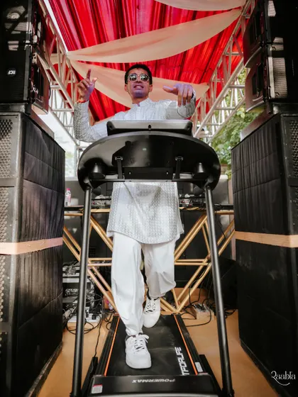 The groom pointing with confidence as he makes his memorable treadmill entrance, a moment full of personality and fun.