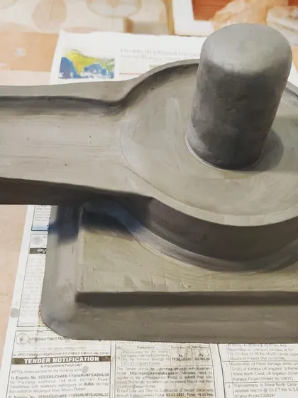 A conversation with a visitor who came to buy clay led to the creation of this stunning Shivling. Sometimes the most beautiful art happens spontaneously in the studio.