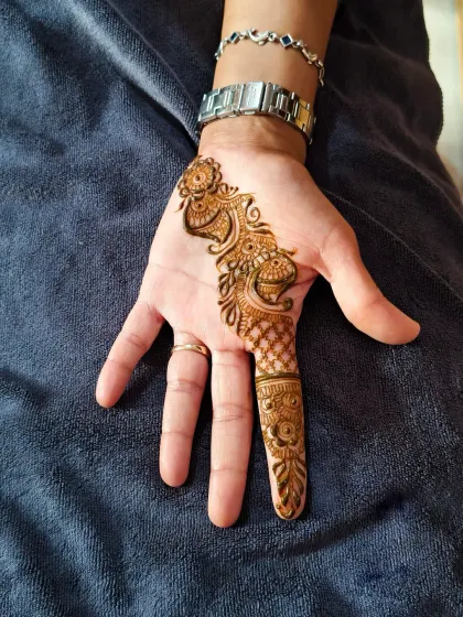 A stylish peacock motif design for a family member. This single-finger trail is a great option for guests who want something beautiful but not too heavy.