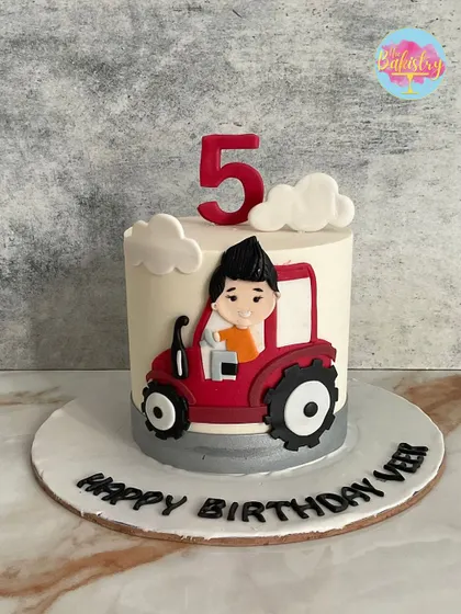 A little farmer’s dream come true! This custom-made tractor cake for Veer’s 5th birthday features a charming little driver in his red tractor.