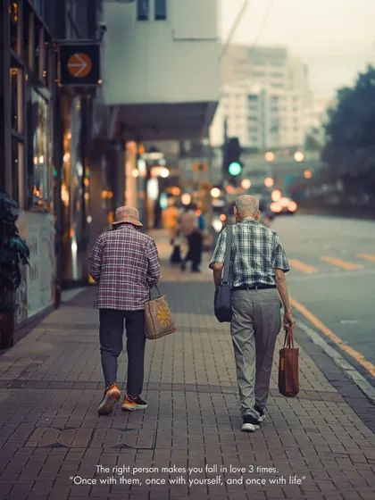 The final edited shot of the elderly couple. The Amber preset gives it a nostalgic, story-filled atmosphere, perfect for street moments like this.