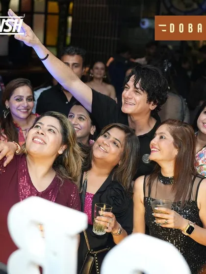 A huge selfie moment with the crowd at Dobaraa. I love getting everyone involved.