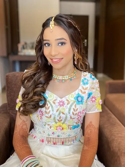 Gunjan looking pretty and fresh. The makeup is kept light and radiant, perfect for a daytime summer wedding event.