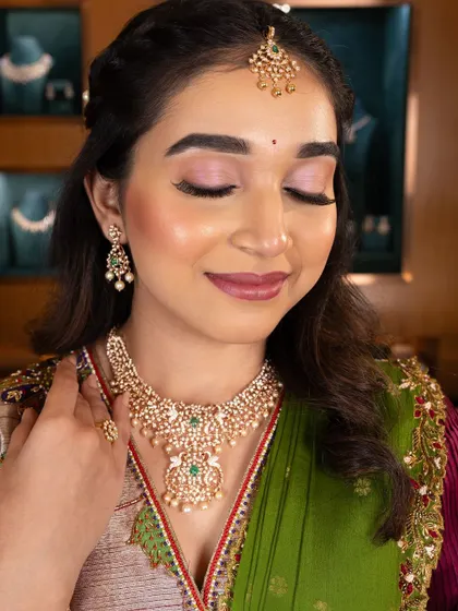 A beautiful soft glam look for a jewelry campaign. I teach how to create makeup for commercial photoshoots that highlights the product, in this case, the stunning necklace.