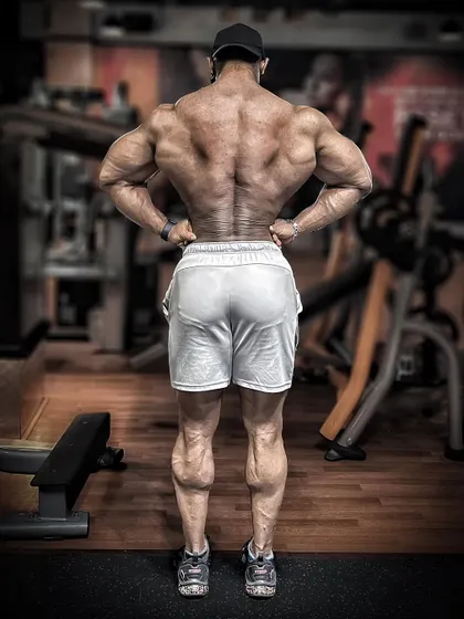Holding the rear lat spread. Notice the flared lats and the tight lower back, details that I coach my clients to perfect.