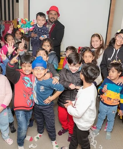 A large group of kids gathers for a fun photo with a magician.