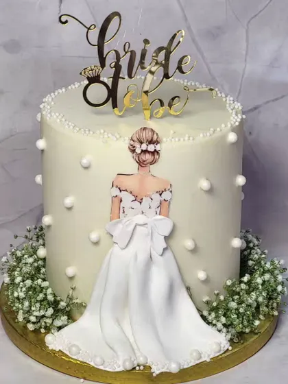 A lovely "Bride to be" cake decorated with delicate baby's breath (Gypsophilia). Creating the tight floral arrangement was a challenge, but the final look was worth it.