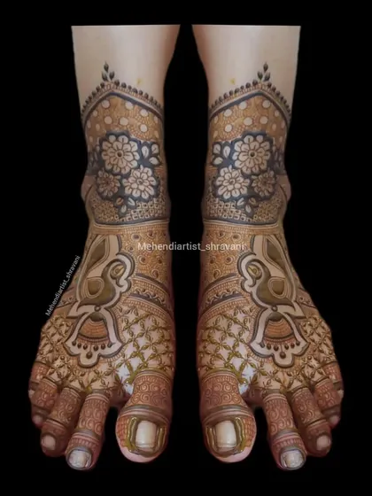 This foot design features large, graceful peacock motifs. The surrounding patterns are kept delicate to ensure the peacocks are the main focus.