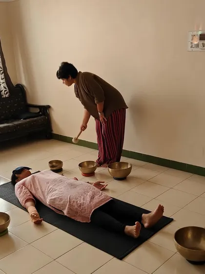 Day 1 of the course begins with an introduction to Nada Yoga and the profound effect of vibrations. Here, a student gets hands-on experience with the singing bowls, learning to create resonant sounds for a one-on-one healing session.
