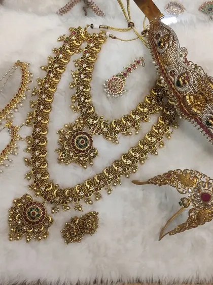 A beautiful mango-motif bridal set with a matching vanki (armlet) and vaddanam.