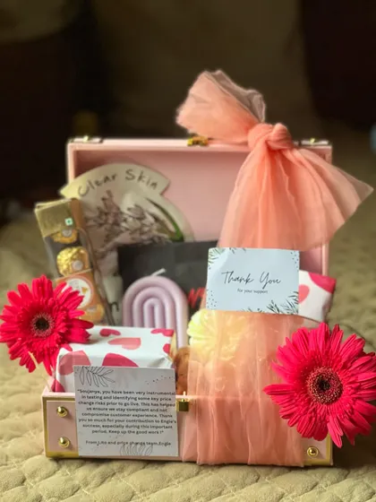 A slightly different angle of the pink 'Thank You' hamper, showing the personalized note attached to the inside of the lid.
