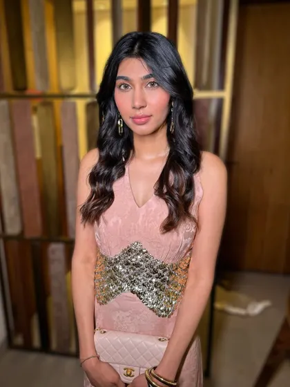 This look is fresh, modern, and clean. The glowing skin and soft waves create a look that is both youthful and sophisticated.