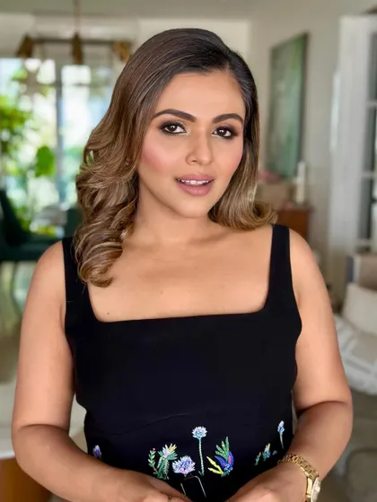 Another angle of this versatile look, showing how the makeup looks flawless from every side. The balanced highlights and contours ensure the face has dimension without any harsh lines, which is key for video and photography.
