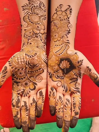 A beautiful Arabic-style design with a lotus motif. This flowing, floral pattern is a popular choice for festivals and parties.