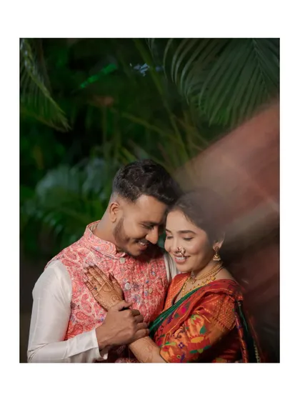 A romantic portrait with a creative motion blur effect. This adds a dynamic and artistic feel, as if capturing a fleeting, beautiful moment in time.