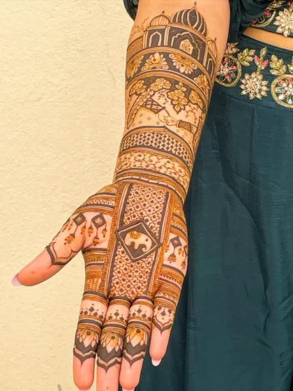 A side view of the Taj Mahal bridal design. You can see the intricate architectural details, along with elephant motifs woven into the pattern on the hand.