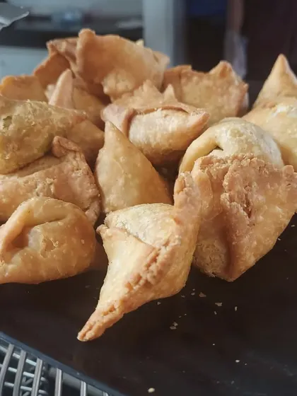 A platter of hot and crispy mini samosas, a perfect snack for any corporate gathering or party. We ensure our appetizers are always fresh, delicious, and easy for guests to enjoy.