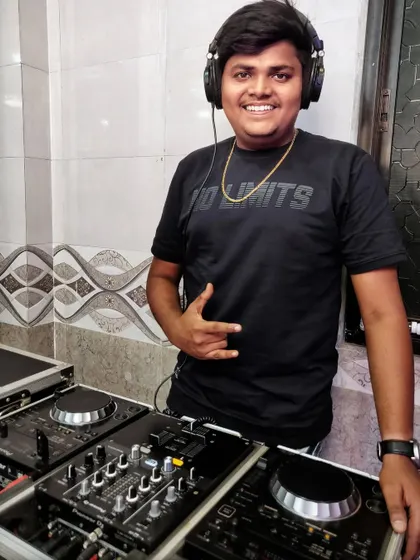 Behind the decks and ready to go. My goal is simple: to read the crowd and keep them on the dance floor. It's this experience that makes all the difference between just playing songs and creating a real party.