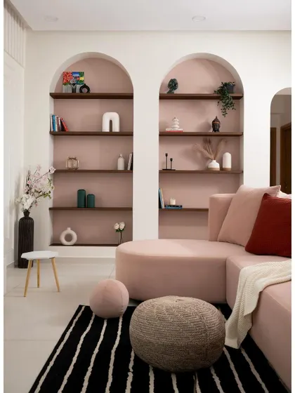 Another view of the "Casa Curva" living room, showing how the arched niches and the curved back of the sofa work together. This design avoids sharp angles to create a fluid and graceful environment.