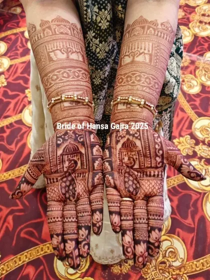 The final stain of a royal design. The deep, rich color brings out the details of the palace architecture and the graceful peacock motifs, creating a stunning and memorable look.