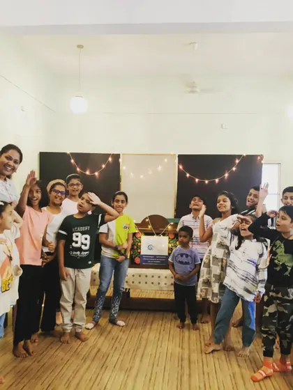 Waving goodbye after a fantastic session! The energy and happiness in this group photo are what we aim for in every single workshop we conduct.
