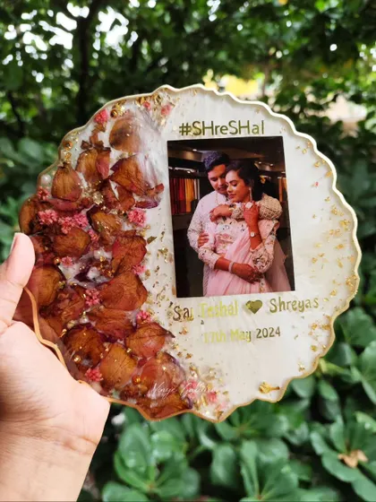 A special rose preserved in an 8-inch agate frame. The design features mini wild daisies, pearls, and gold highlights to enhance the look.
