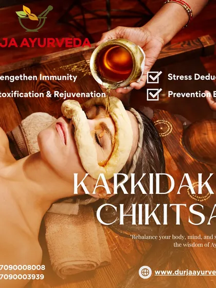 This image shows a specialized eye care treatment, a part of our Karkidaka Chikitsa program. This therapy is designed to strengthen eyesight, reduce strain, and rejuvenate the delicate tissues around the eyes using traditional Ayurvedic techniques.