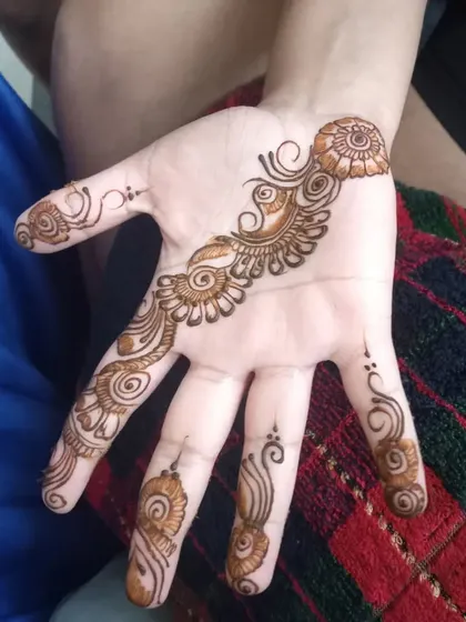 Another example of a simple and elegant Arabic-style vine, perfect for any casual occasion.