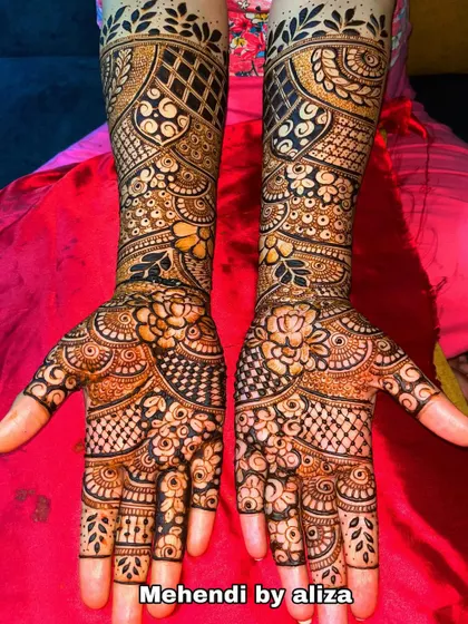 Another stunning floral henna design. The dark, bold leaves contrast beautifully with the lighter floral patterns, making the whole design pop.