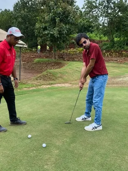 We had a great time teaching actor Jitendra Kumar, also known as Jeetu bhaiyya, the basics of putting. Here, our coach provides some tips on his stance.