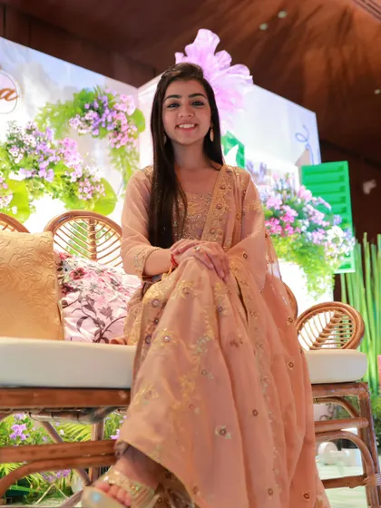 'Jad milke baithange ta gallan bahot karniya ne'. A quiet, candid moment of reflection before a performance.