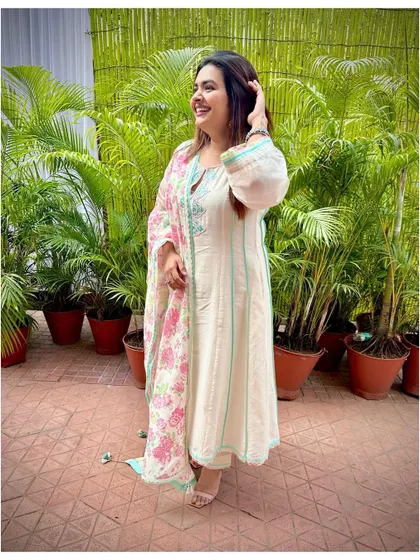A simple and elegant look in an ivory suit with a floral pink and mint green dupatta. This is my go-to for a comfortable yet put-together daytime look.